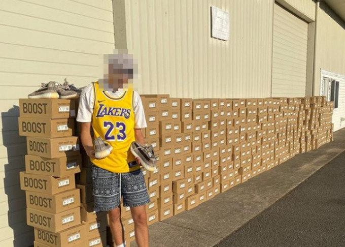 Nike一名北美女高层儿子在网店大量购买波鞋再炒卖图利。网图