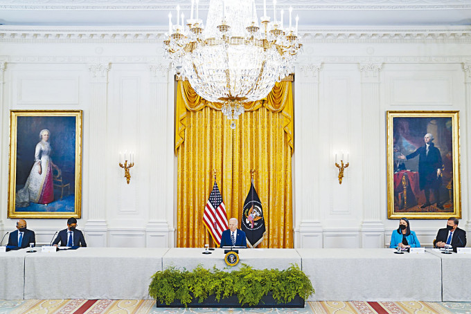 ■拜登周三在白宫主持网络安全会议。小图为苹果行政总裁库克（左）和IBM行政总裁克里希纳。