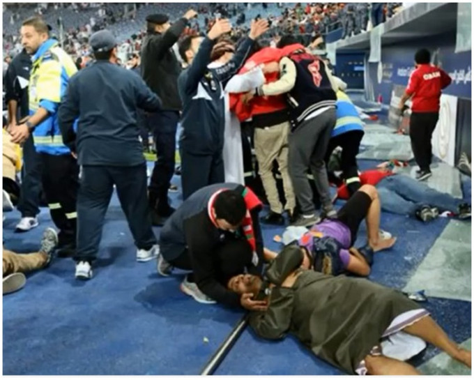 大批球迷跌下看台受傷。網圖