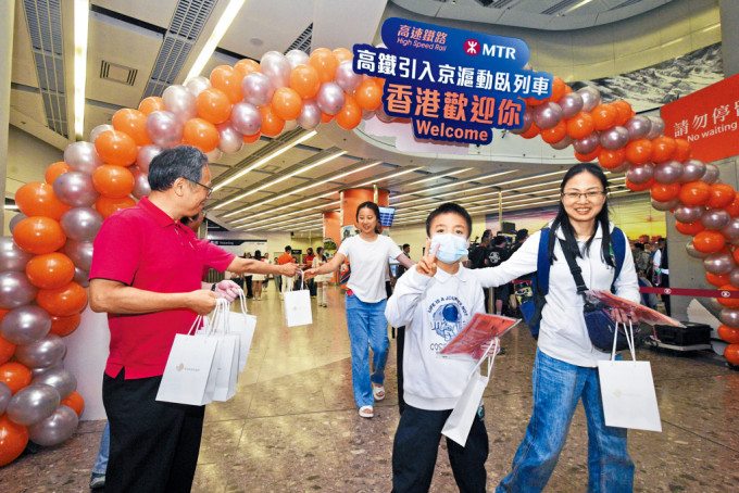 首班京沪高铁动卧列车抵港，旅发局特别为乘客送上欢迎礼物。