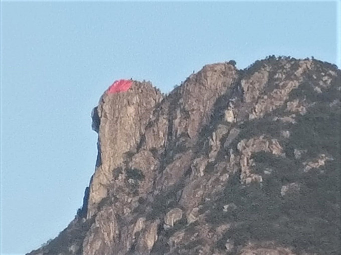 有人於獅子山山頂懸掛一幅大型國旗。香港突發事故報料區FB圖片