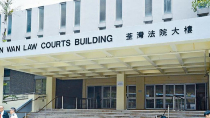 被告今于荃湾法院被裁定两项罪成。