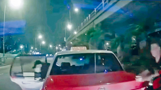 上月24日在九龍城持刀行劫的士司機的男子（左）已落網。