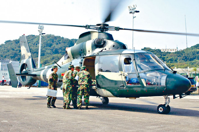 驻港解放军直升机经常进行演练。