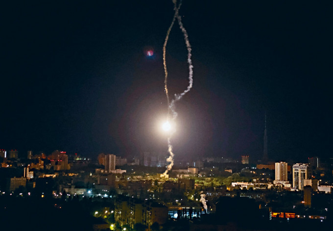 俄军周二空袭基辅，一枚导弹在空中爆炸。