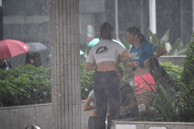 荃湾区在上午7时30分的过去1小时录得超过70毫米雨量。