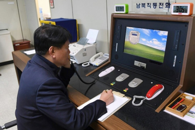 南韓是透過板門店熱線電話，與北韓官員取得聯繫。AP