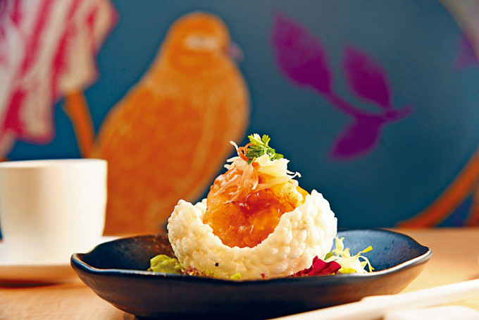 日本柚子醋窝巴脆虾球，原只大虎虾蘸上一层薄炸浆，炸至刚熟，伴以柚子醋及自家制窝巴同吃，层次丰富。