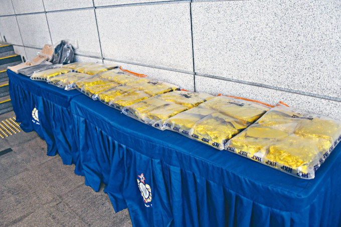 ■警方展示缉获十五公斤大麻花毒品。