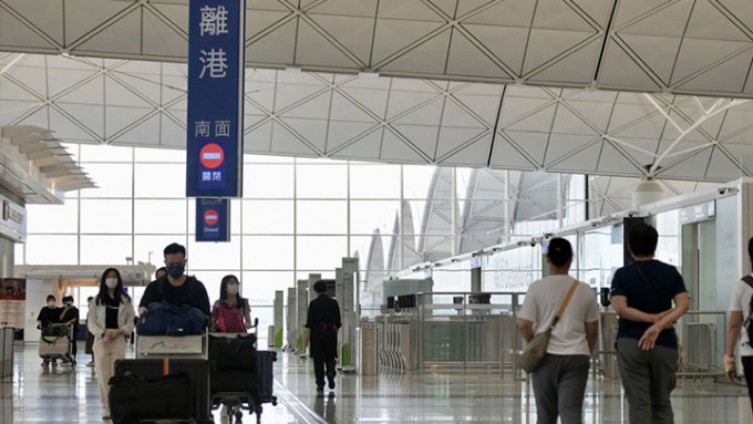 「0+3」入境检疫落实逾一周，机场出境人数较入境多，并以香港居民为主。资料图片