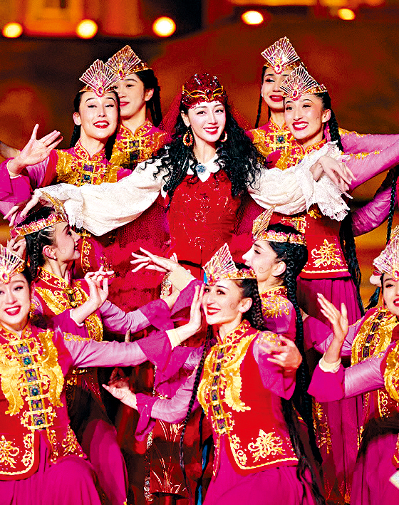 迪麗熱巴在喀什分會場大跳新疆舞。