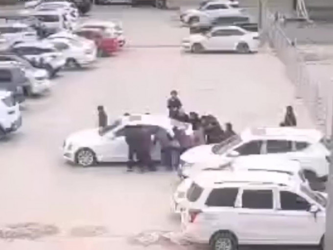 十餘大媽為跳廣場舞停車場徒手推走汽車。