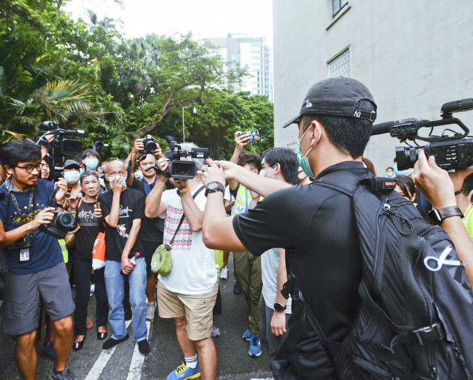 有无綫新闻摄影师（白衣）被示威者包围、驱赶。