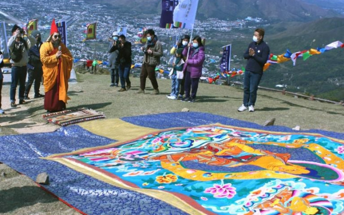 觉囊派藏哇活佛举行3日晒佛活动。