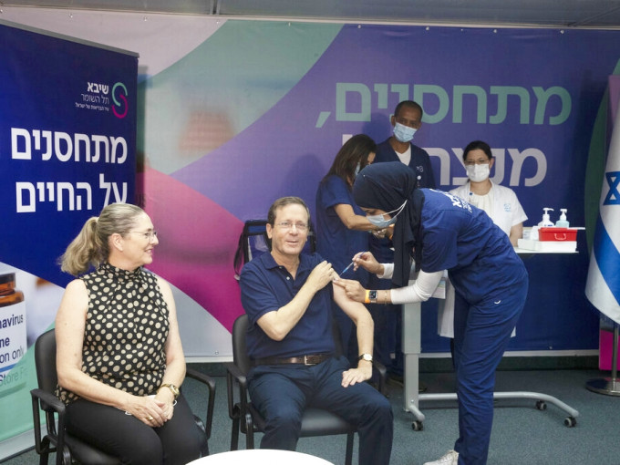以色列最近开始替年长者施打第三针疫苗追加剂。AP相片