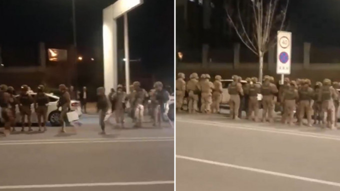 网上流传的片段显示，数十名持枪士兵夜间在马路集结。