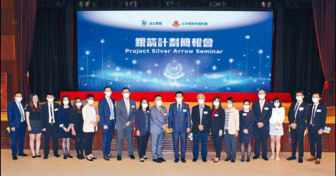 中國銀行(香港)公司服務部總經理張偉明（圖中）帶領團隊參與「銀箭計畫」簡報會暨頒獎典禮。