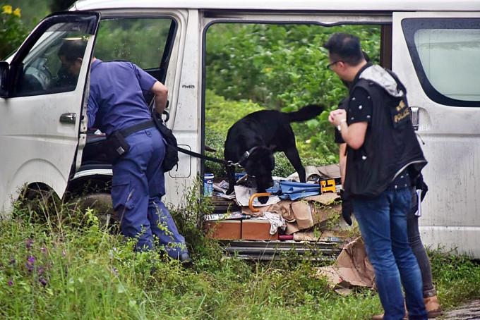 警方其後出動警犬在失車內搜索，現場消息指警方檢獲懷疑毒品。楊偉亨攝