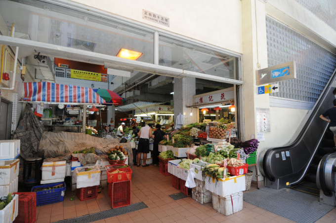 西營盤街市電梯扶手最多菌。 資料圖片