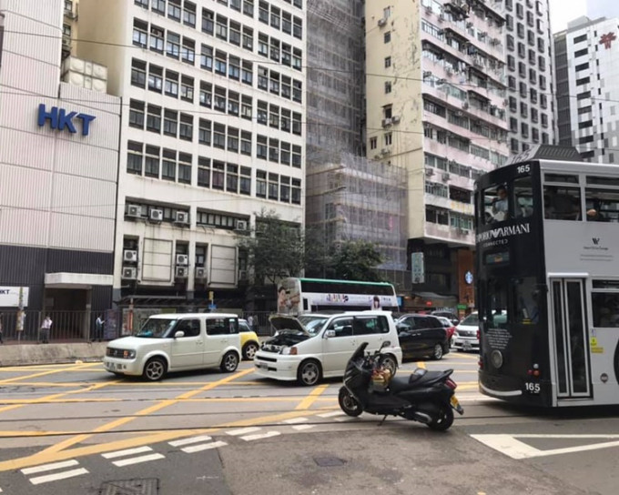 有人用私家車及電單車堵路。圖：網民Herbert Kwoon‎香港突發事故報料區