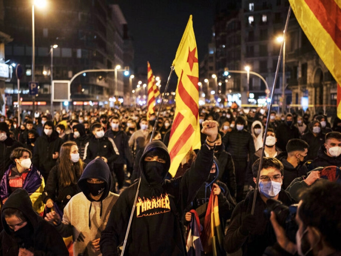 西班牙多個城市觸發抗議示威浪潮及騷亂。AP圖片