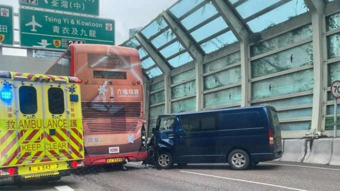 貨Van直撼九巴車尾。fb屯門公路塞車關注組圖片