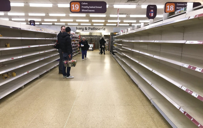 英國民眾搶購糧油食品。AP圖片