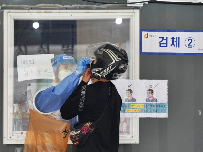 南韩单日新增595宗新冠肺炎确诊个案。AP图片