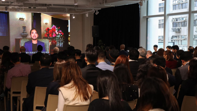 香港财富传承学院与投资推广署全球家族办公室于昨日首次合办的Legacy Summit。是次闭门活动聚集逾百名分别来自香港、内地与与海外家族负责人、新世代资产拥有人和单一家族办公室参与。