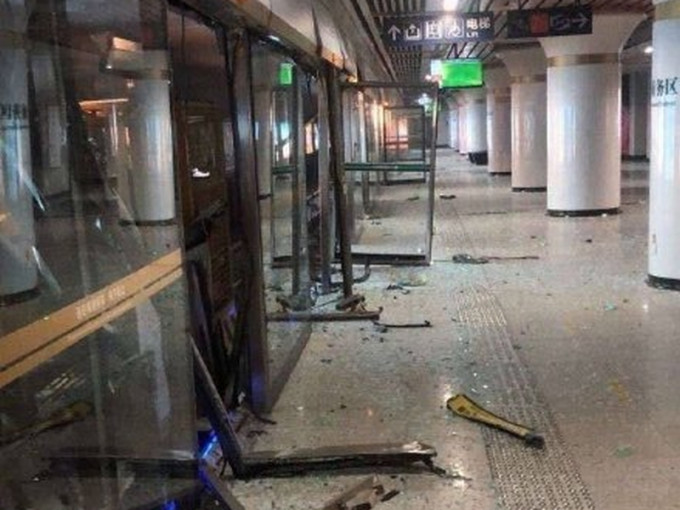 武汉地铁停运期间月台门被连横撞碎！