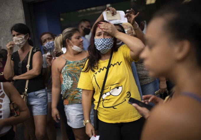 里约热内卢有失业人士在一间政府银行门外等待领取援助资金。AP图