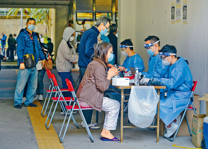 政府在豐澤樓設流動採樣站，替居民檢測。
