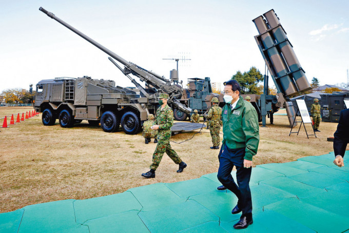 岸田文雄去年底視察「十二式地對艦導彈」發射器（右）。