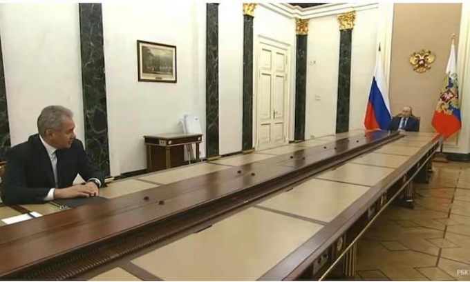 俄罗斯国防部长绍伊古(左)2月14日向俄罗斯总统普京做工作汇报。