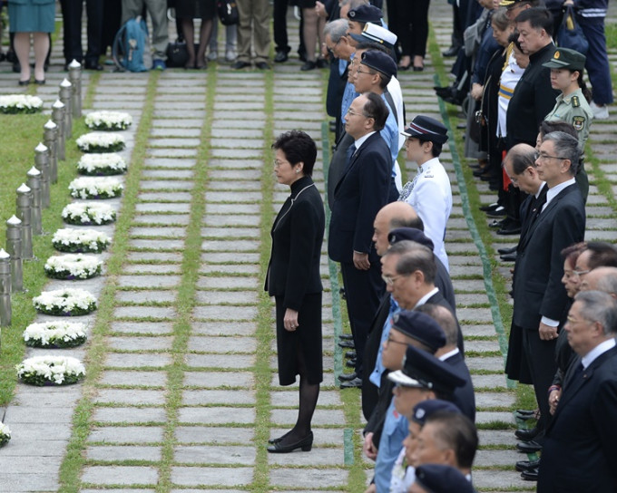林鄭月娥去年也有出席「為保衛香港而捐軀之人士」紀念儀式。資料圖片