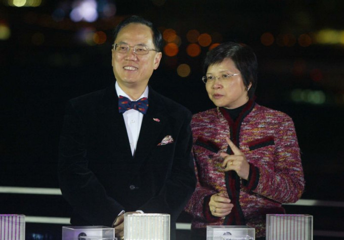 07年曾荫权与刘吴惠兰出席数码地面电视广播启播仪式。