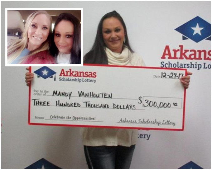Leslie(小圖金髮)從新聞看到Mandy拿著30萬美元巨型支票的照片。網圖