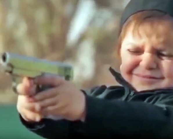 IS的宣傳片中,小童開槍後喊「真主偉大！」。截圖