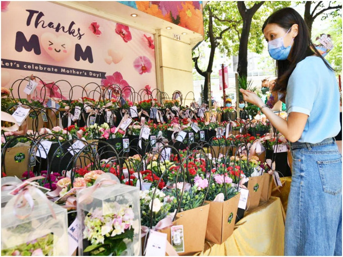 花店将母亲节主题花束放到店门前。