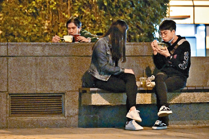 禁晚市堂食下，有市民在公園長凳上醫肚。