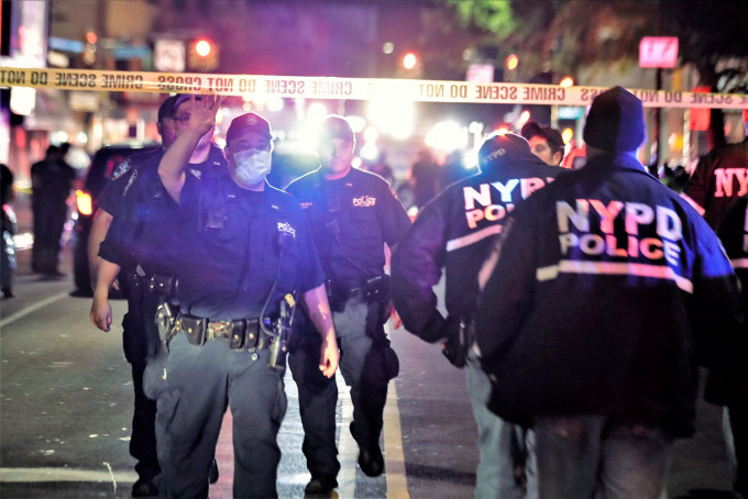 一名警员昨晚于布鲁克林区执行职务时被夺去配枪，2名警员与嫌犯发生枪战。AP