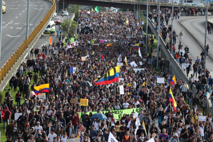 哥倫比亞各地都有大量民眾響應罷工罷課上街抗議。AP