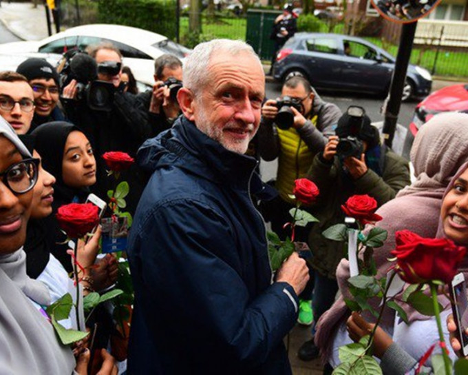 郝爾彬日前參觀英國清真寺時被掟蛋。Jeremy Corbyn Twitter