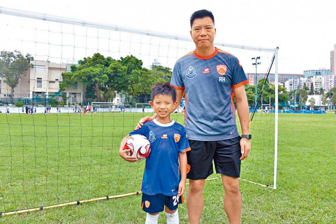古樂霖總督察是「幼獅足球訓練計劃」項目總監，其兒子Ronny也參加計劃，享受足球活動。