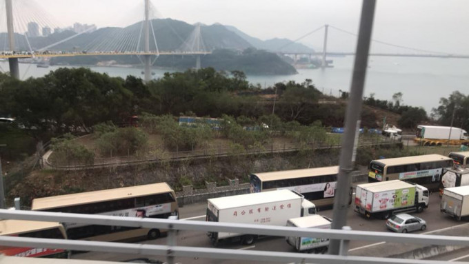 意外影響，入屯門2線一度被封，交通擠塞。 網民Peter Melon Tse圖片