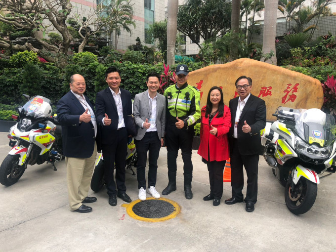 葛佩帆（红衣）形容深圳市交警的装备是香港升级版。
