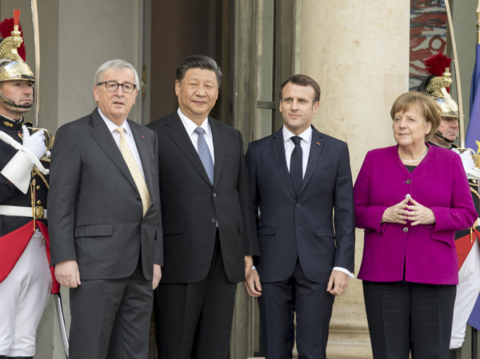 國家主席習近平在巴黎同出席中法德歐四方領袖會談。（新華社）