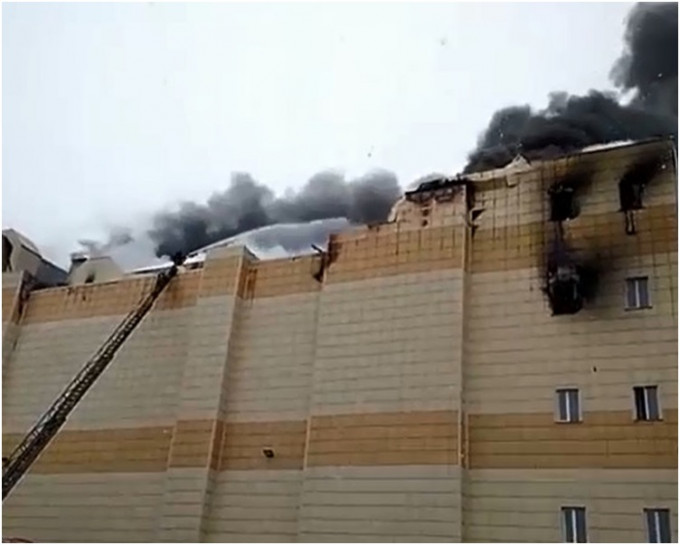 上月25日俄羅斯中部一個購物中心亦發生奪命大火。網圖
