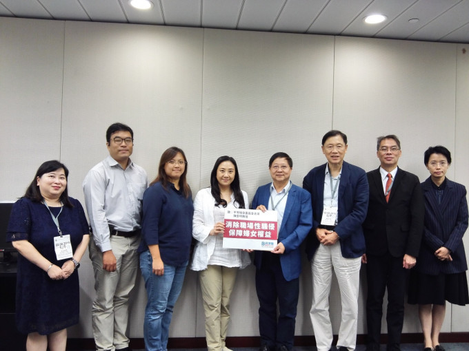 民建联妇女事务委员会亦与平机会主席陈章明会面，促加强推广消除职场性骚扰。民建联提供