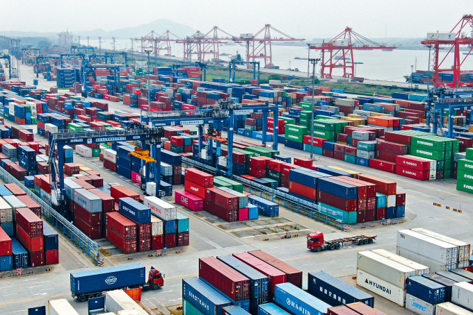 中國4月出口按年增3.5%，較3月提升10.1個百分點，好於市場預期的下跌11%。